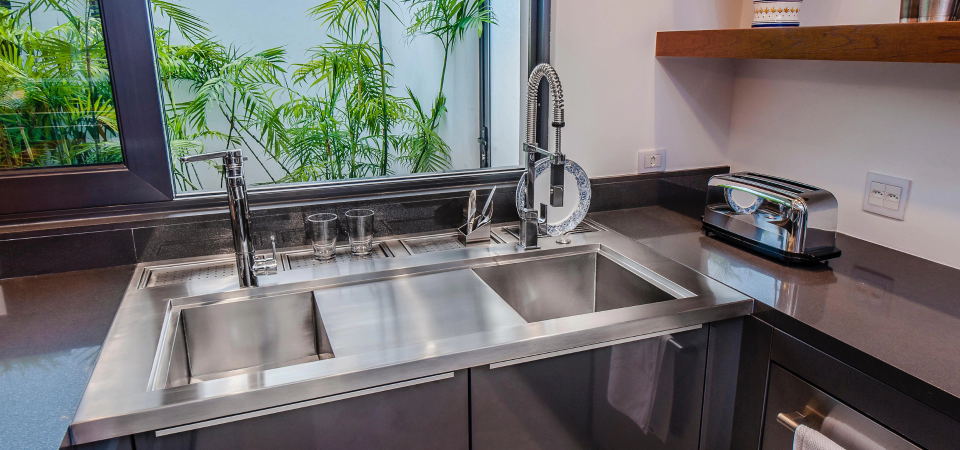 Detalhe de cuba gourmet Strake Inox em uso com acessórios